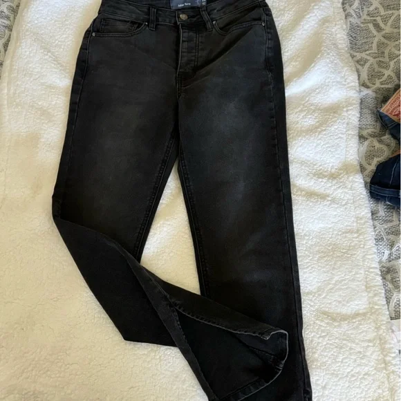 These jeans are in great condition. They didn’t fit me anymore after pregnancy. - Picture 8 of 10